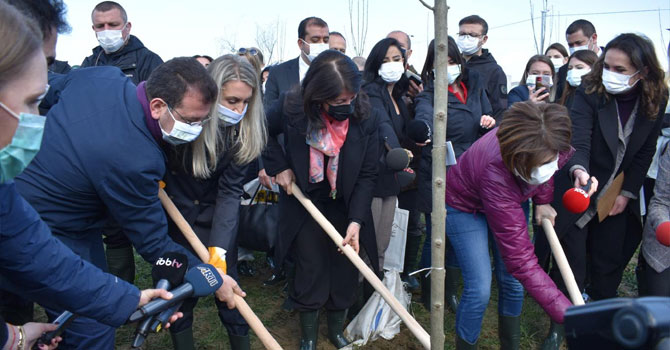 İmamoğlu ile Buldan 8 Mart Dünya Kadınlar Günü Hatıra Ormanı'na beraber fidan dikti