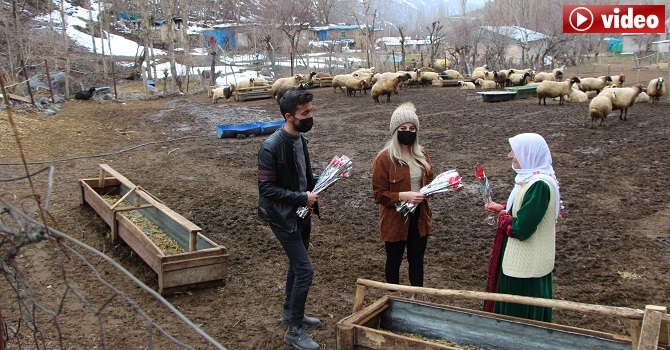 Hakkari'de Babasının Şehit olduğu köyde karanfil dağıttı