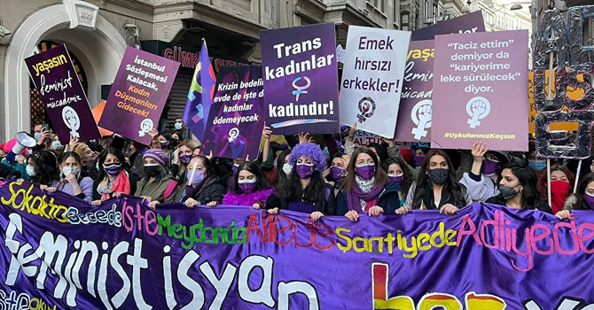 Kadınlar 8 Mart Feminist Gece Yürüyüşü için Taksim'de