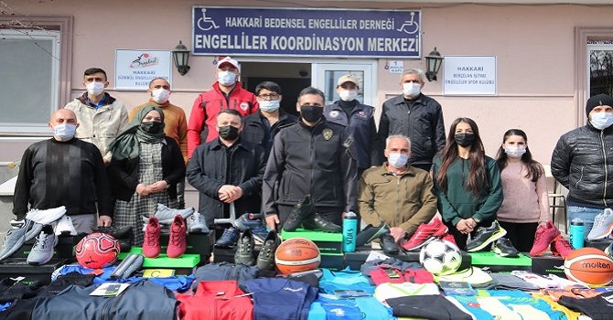 Hakkari Emniyetinden engellilere spor malzeme desteği