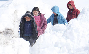 Evler kara gömüldü, buz sarkıtları 3 metre oldu