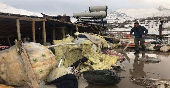 Hakkari'de şiddetli rüzgar çatıları uçurdu