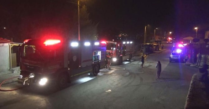 Eşi ve kızı içerideyken evi ateşe verdi