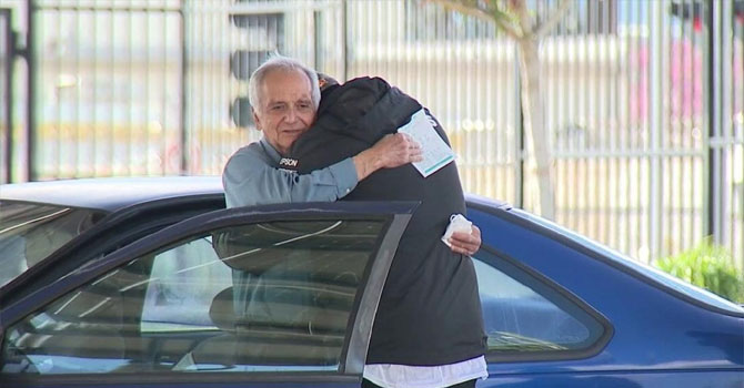 Pandemide işsiz kalan 77 yaşındaki öğretmeni için 27 bin dolar topladı