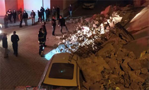 İstinat duvarı çöktü, 3 otomobilde hasar oluştu