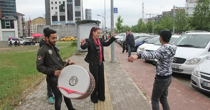 'Boşandım' diye davul zurna çaldıran kadın, şimdi de uzaklaştırma kararı aldırdı