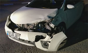 Kavşakta 3 araç çarpıştı: 2 yaralı