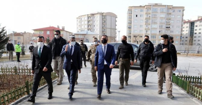 Vali Akbıyık, Van'da ziyaretlerde bulundu