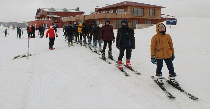 Hakkarili çocukların 2 bin 800 rakımda “Kayak Keyfi”