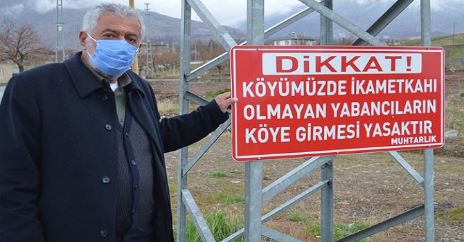 Köye 'yabancılar giremez' tabelası astı