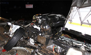 TIR şarampole devrildi, kupası ikiye bölündü: 1'i ağır 2 yaralı