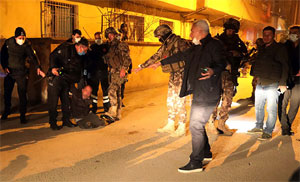 Babasını darbedip kendisini eve kilitledi