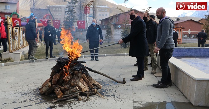 Hakkari'de Nevruz Ateşini Vali Akbıyık yaktı
