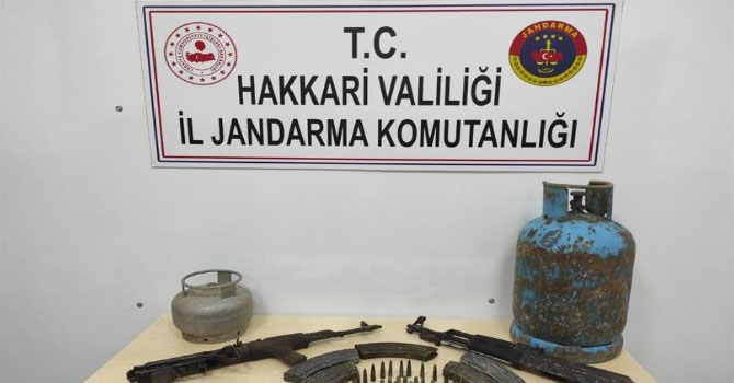 Hakkari'de toprağa gömülü silah ve mühimmat ele geçirildi