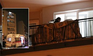 Çatıdan girip eşini defalarca bıçaklayıp öldürdü