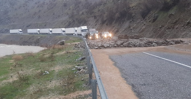 Hakkari'de Sel: Van ve Çukurca karayoluna heyelan düştü