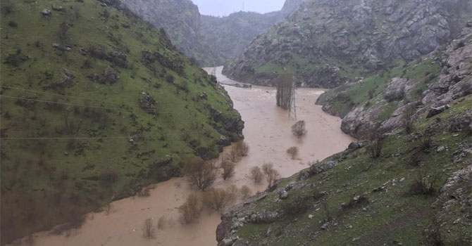 Şemdinli'de dereler taştı: Derecik yolu kapandı