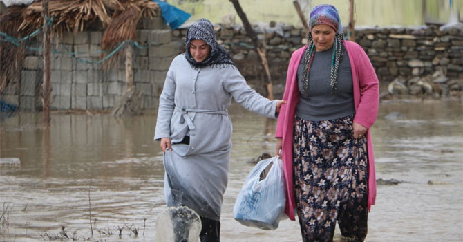 Yüksekova'da sağanak yağışlar köyleri vurdu