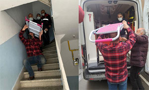Kafasına saplanan merdivenle ambulansa bindirildi