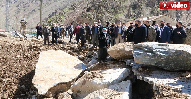 Hakkari Valisi, sel felaketi yaşayan köyde incelemelerde bulundu