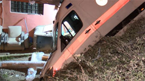 Hasta taşıyan ambulans iş yerinin bahçesine uçtu: 1 yaralı