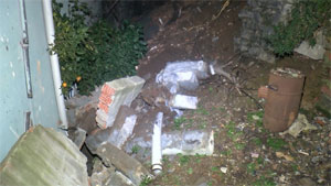 İki bina arasındaki istinat duvarı çöktü