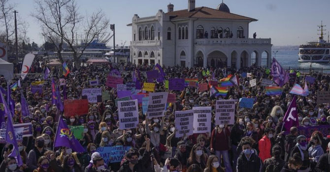 Kadınlar sözleşmeden çekilme kararını protesto etti