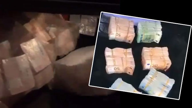 Ahmet Şık, para balyalarını paylaştı