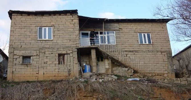 Yüksekova'da Sebze fidesi yetiştirmek için kiraya çıkıp, evini seraya dönüştürdü!