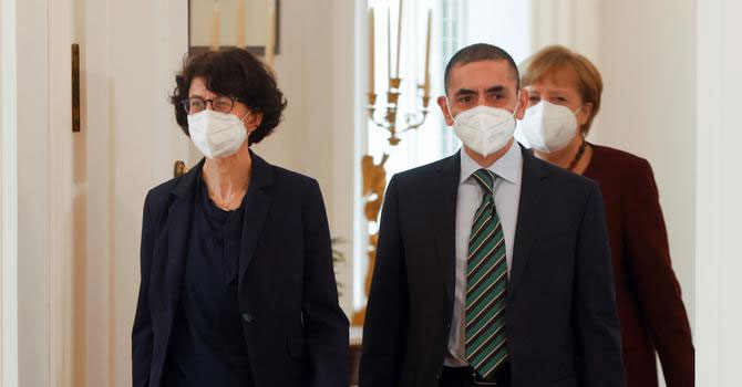 Uğur Şahin: Eldeki aşılar hemen vurulmalı