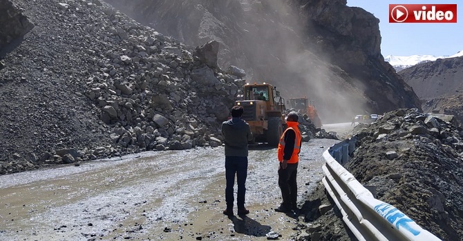 Yüksekova - Hakkari-Van karayolunda heyelan