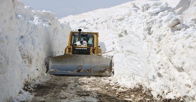 Yüksekova'da nisanda 7 metre karla mücadele