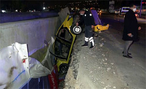 Otomobilin çarptığı taksi betonla toprak arasında asılı kaldı