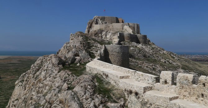 Defineciler tahrip ediyor ziyaretçiler kirletiyor