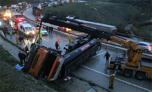 Karayollarına ait tanker devrildi: 1 ölü, 1 yaralı
