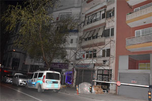 Eski sevgilisinin oğlundan kaçarken balkondan düşüp ağır yaralandı