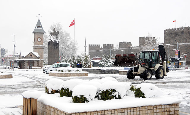 Kayseri'de kar yağışı; 60 mahalle yolu ulaşıma kapandı