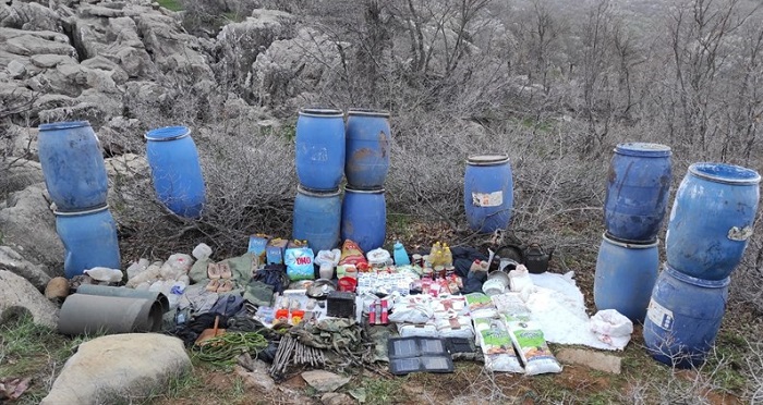 Şemdinli'de, mağarada yaşam malzemesi ele geçirildi