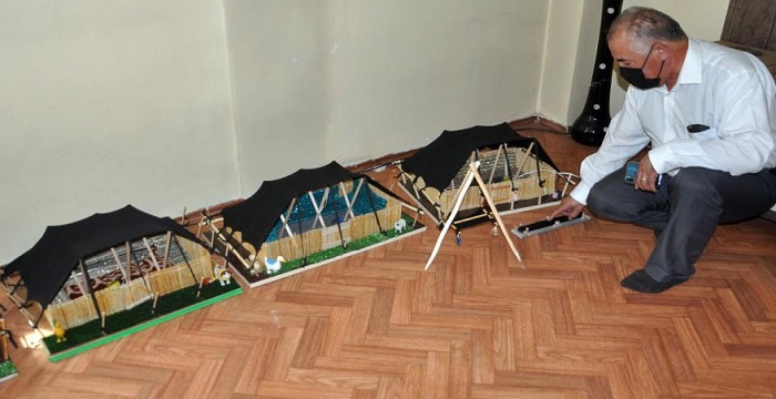 Yüksekova'da Atölyeye çevirdiği evinin üst katında yaptığı kıl çadırlarla zamana meydan okuyor