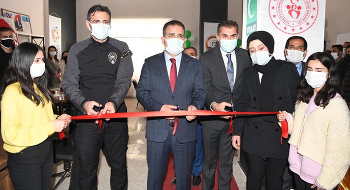 Hakkari'de kitap kafe açılışı yapıldı