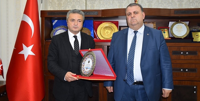 Hakkarili İş İnsanı Karahanlı'ya plaket