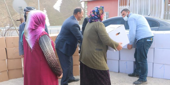 Hakkarili işadamı Lezgin Bahadır'dan 2 bin aileye gıda paketi