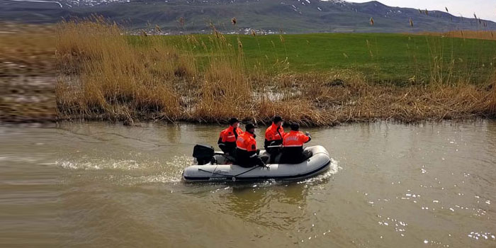 Van Gölü'nde, yasağın ilk gününde, 3 ton inci kefali ele geçirdi