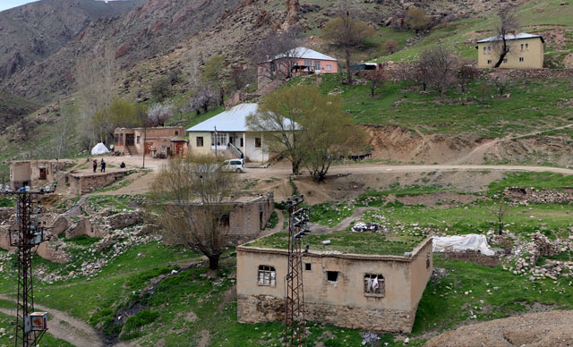 Yüksekova'nın bu köyünde iki aile yaşıyor