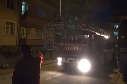 İtfaiye yardımıyla eve girdi