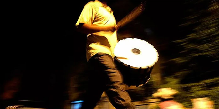 Polis, ‘128 milyar dolar nerede’ manisini okuyan davulcuyu arıyor