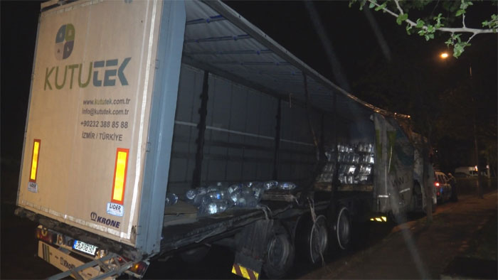 TIR, park halindeki beton mikserine çarptı