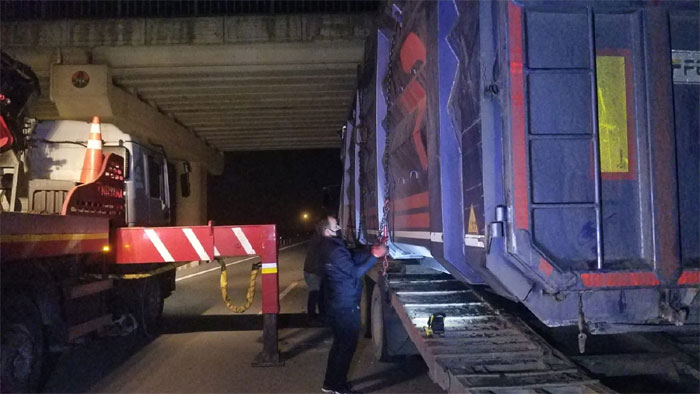 Dorsesi açılan TIR viyadüğe çarptı