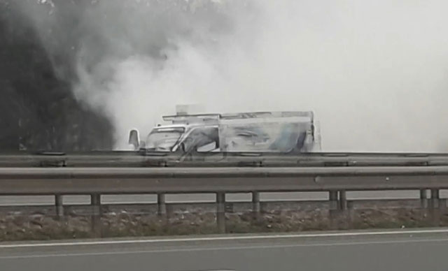 Hareket halindeki kamyonet, dumanlara teslim oldu