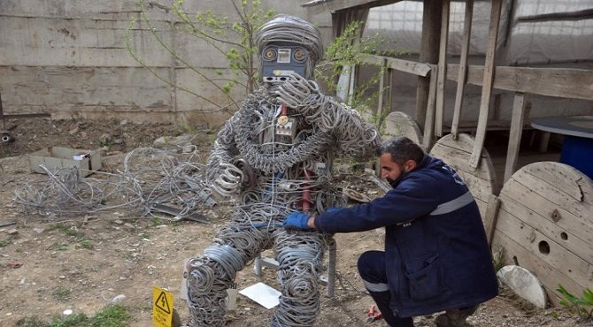 Yüksekova'da Hurda malzemeler sanata çevrildi